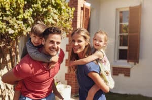 Elternarbeit in der Kita - Eltern mit Kindern auf dem Rücken