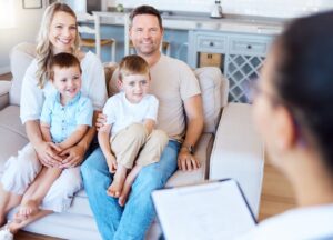 Elternarbeit in der Kita - Eltern mit Kindern im Gespräch mit Erzieherin