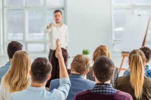 Elternabend in Kindergarten und Kita - Vater meldet sich