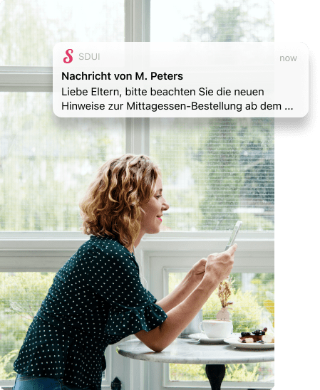 Die Kita App von Sdui – Mutter liest Newsbeitrag
