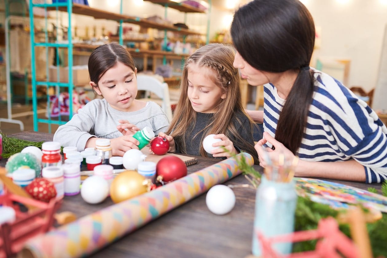 Weihnachtsbasteln in der Grundschule – Lehrerin hilft Kindern