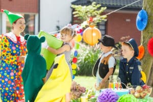 Fasching in Kindergarten und Grundschule - verkleidete Kinder spielen im Garten