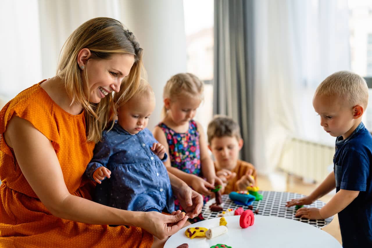 Eingewöhnung Kita- Darum ist sie so wichtig. Elternteil spielt mit Kindern.