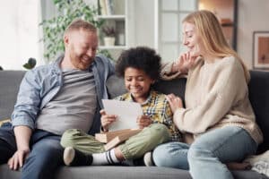 Elternbriefe im Kindergarten - Familie liest gemeinsam Elternbrief