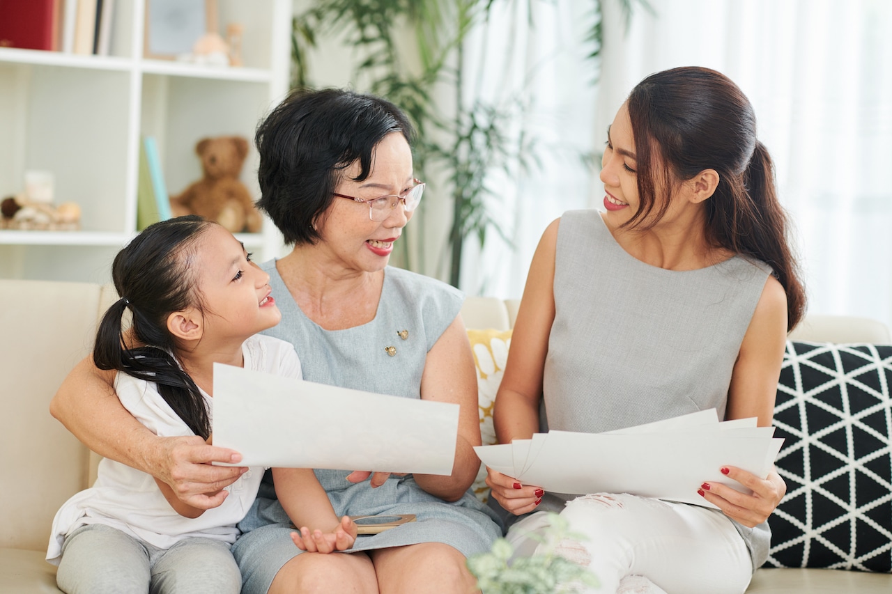 Elternbriefe im Kindergarten - Familie liest Elternbrief gemeinsam