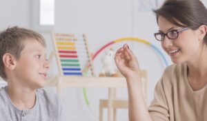 Lernentwicklungsgespräch in der Grundschule - Junge spricht mit Lehrerin
